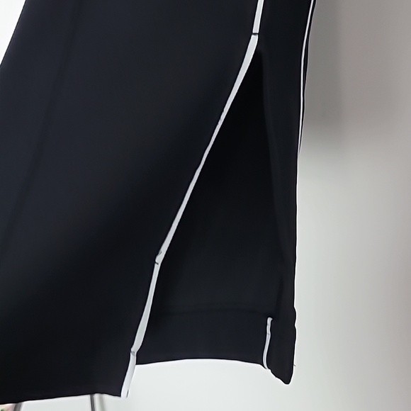 Lululemon crop wide leg pant Sz 8 Black - Picture 3 of 7